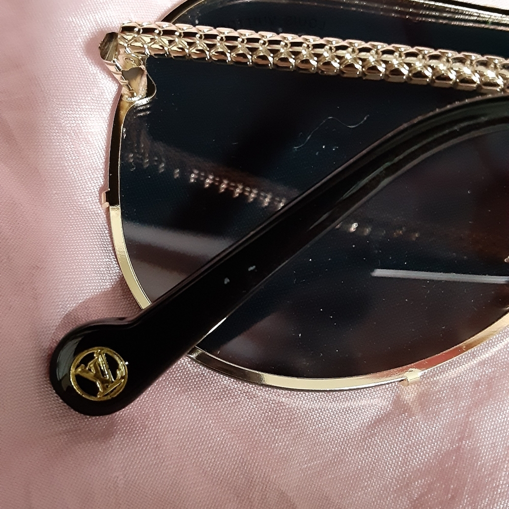 LOUIS VUITTON SUNGLASSES - Picture 7 of 11